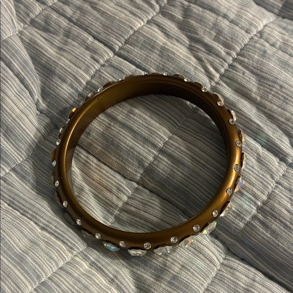 Elegant Gold Bracelet with Crystal Accents